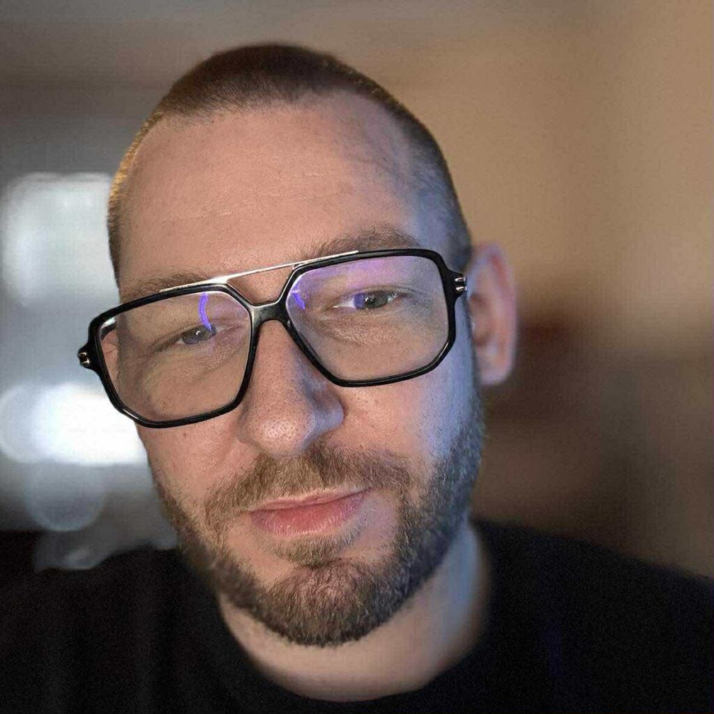 Apor Bernád portréja – a Meditáljunk Közösen alapítója meditációs környezetben.